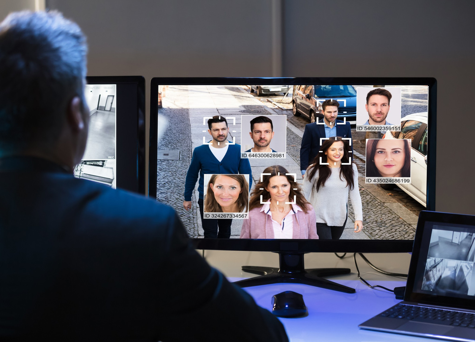 Personal de seguridad monitoreando en tiempo real, utilizando IA para identificar y localizar variables clave, mejorando la eficiencia en la gestión de la seguridad.