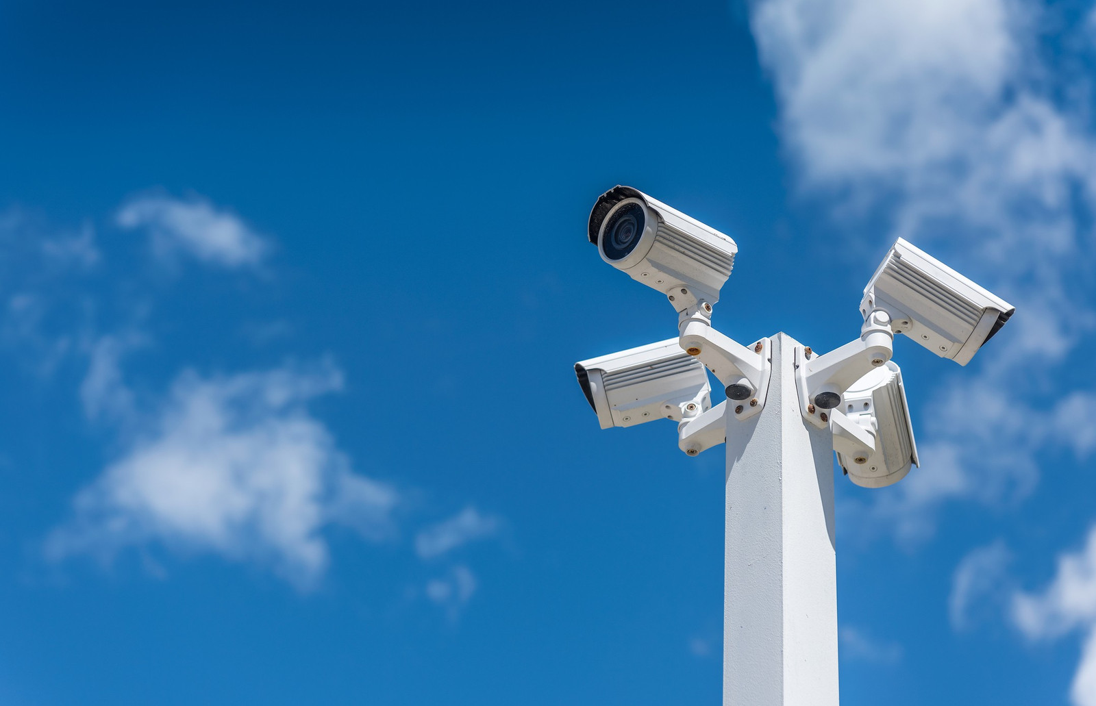 Sistema CCTV sincronizado a la nube lo que permite acceder a grabaciones en tiempo real desde cualquier lugar, optimizando la gestión y el almacenamiento de datos. Ofrece una mayor seguridad, flexibilidad y escalabilidad, asegurando que los registros estén siempre disponibles y protegidos.